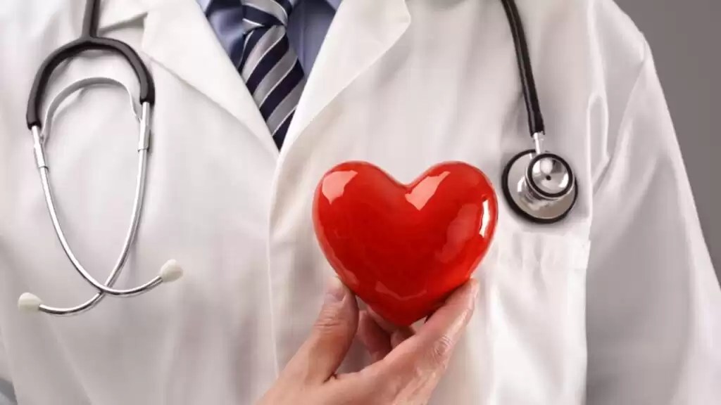 MEDICO SEGURANDO UM CORAÇÃO